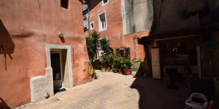 Maison de Village Historique à Mazan avec Cour Privée et Appartement Indépendant