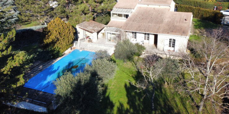 Villa 5 chambres avec piscine sur terrain arboré de plus de 2700m2.